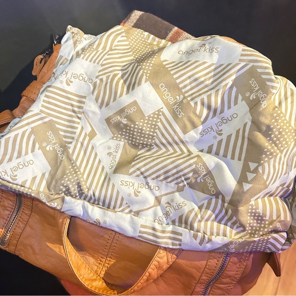 Angel Kiss made of high quality wear resisting & washable leather Crossbody bag - Picture 4 of 9